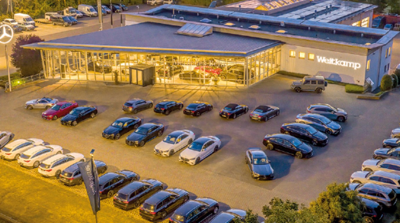 Nachtansicht Verkaufsgelände und Showroom Autohaus Weitkamp