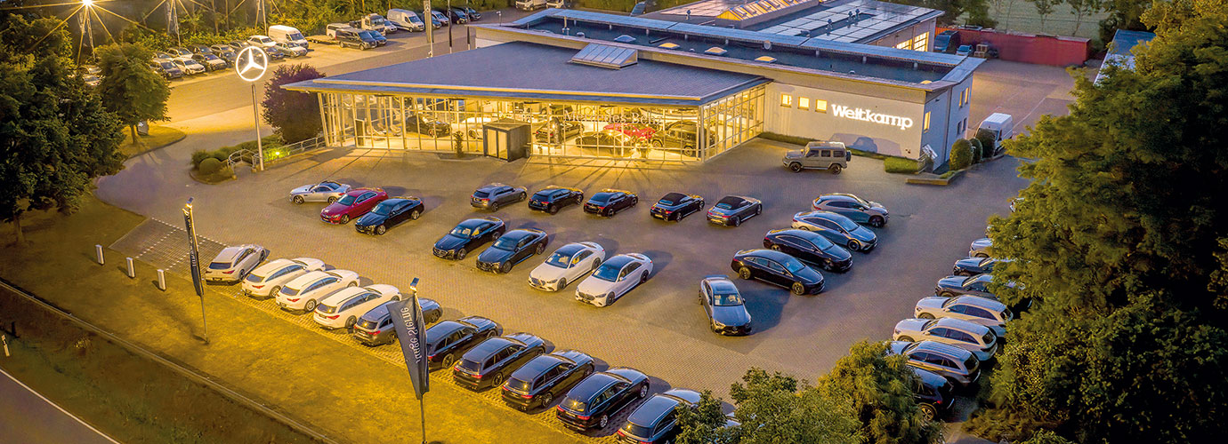 Nachtansicht Verkaufsgelände und Showroom Autohaus Weitkamp